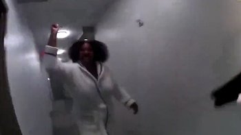 Video: una ex jugadora de básquet fue abatida por la policía tras atacar a un agente con un cuchillo