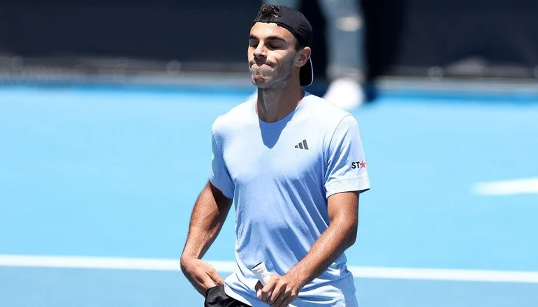 No se pudo: bronca por lo que pasó con Francisco Cerúndolo ante Stefanos Tsitsipas