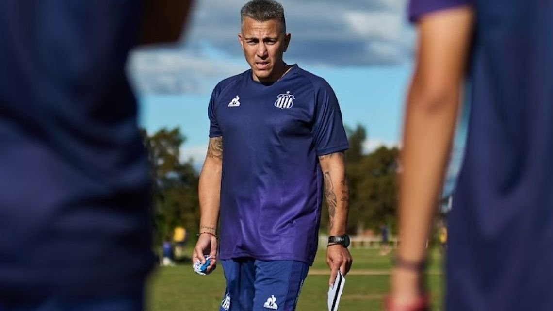 Carlos Casteglione: “Nos estamos adaptando al mundo Talleres”