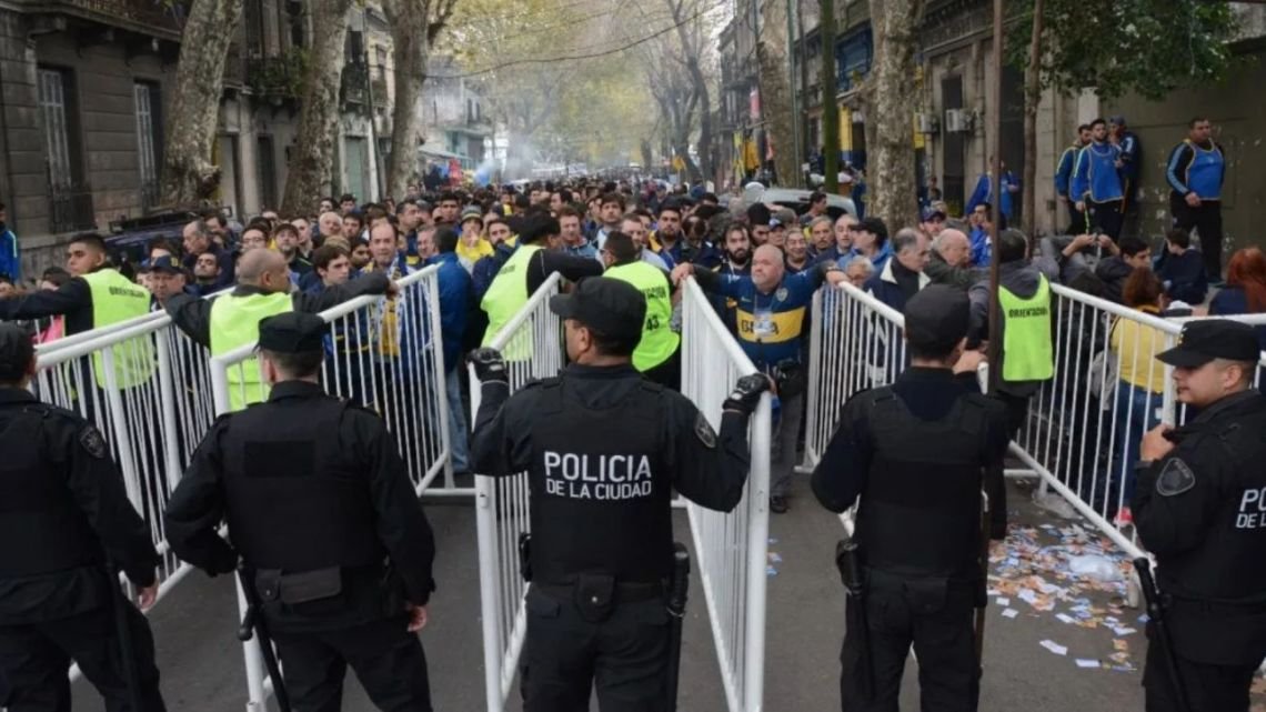 Los resultados del operativo de seguridad en La Bombonera: gente sin entrada, drogas y cuidacoches informales