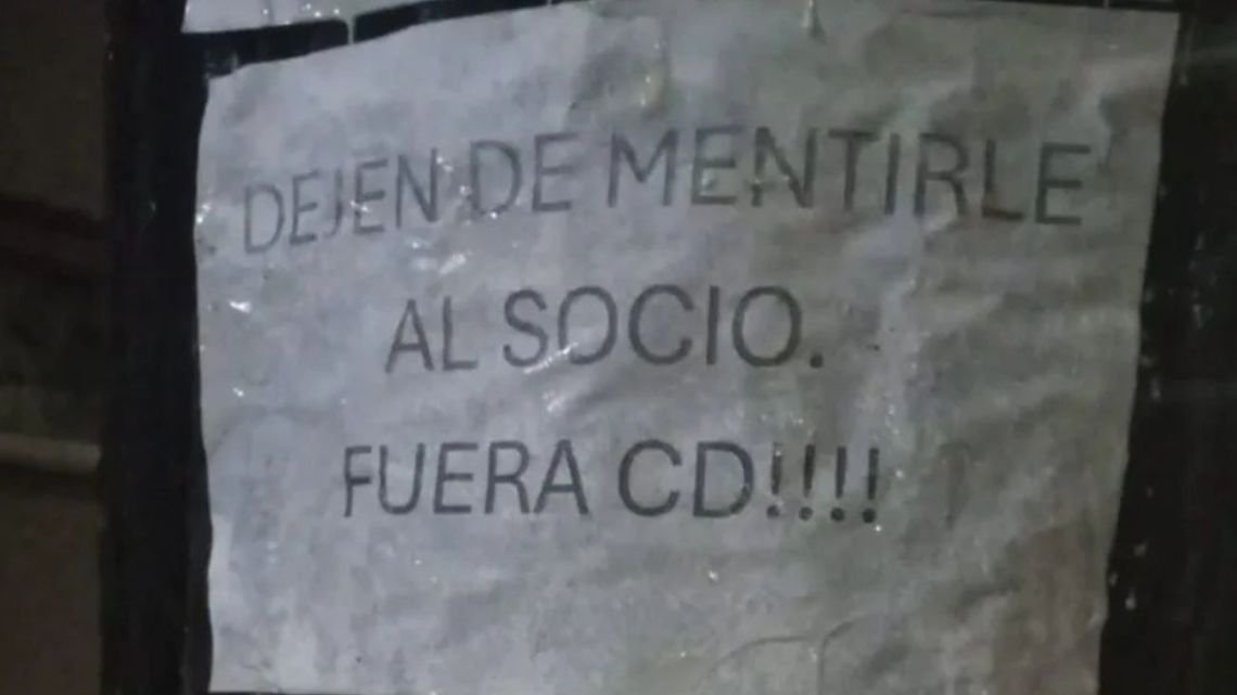 Tensión en Gimnasia de La Plata: aparecieron fuertes mensajes contra la dirigencia
