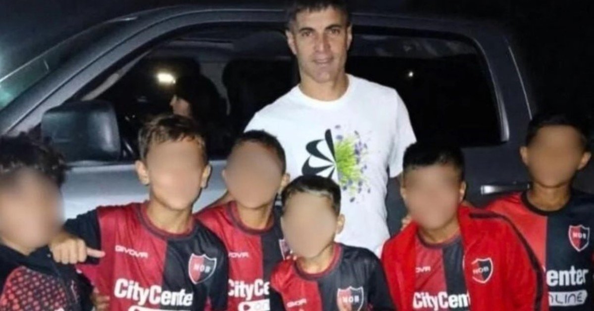 El papá de uno de los chicos sancionados desmintió a Astore: “Mi hijo nunca más va a poner un pie en Newell’s” :: Olé