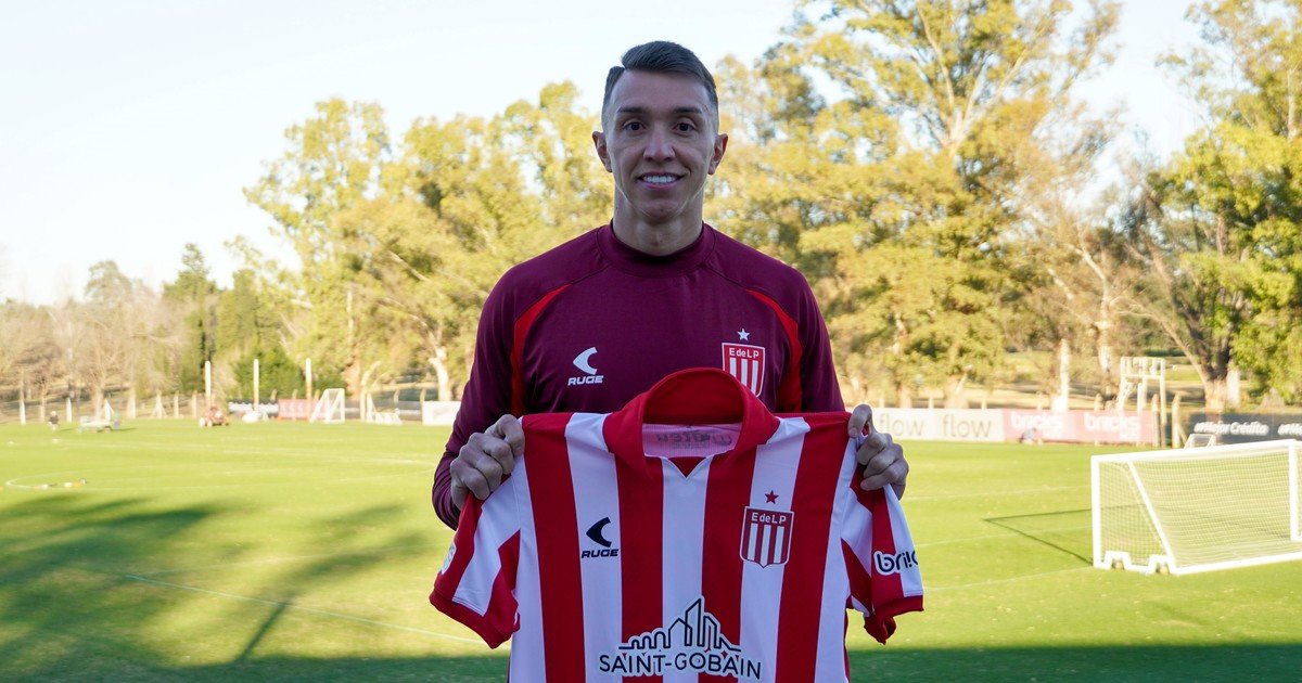 Fernando Muslera firmó su contrato con Estudiantes y posó con la camiseta :: Olé