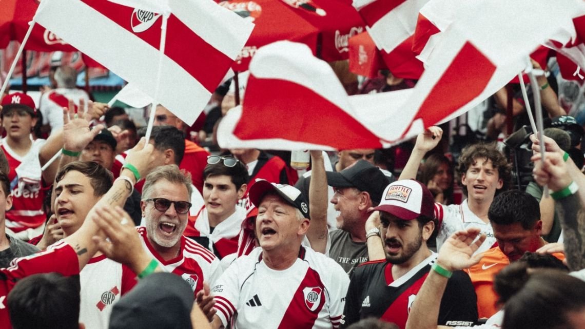 Una marea "Millonaria": el espectacular banderazo de los hinchas de River antes del duelo contra el Inter de Milán