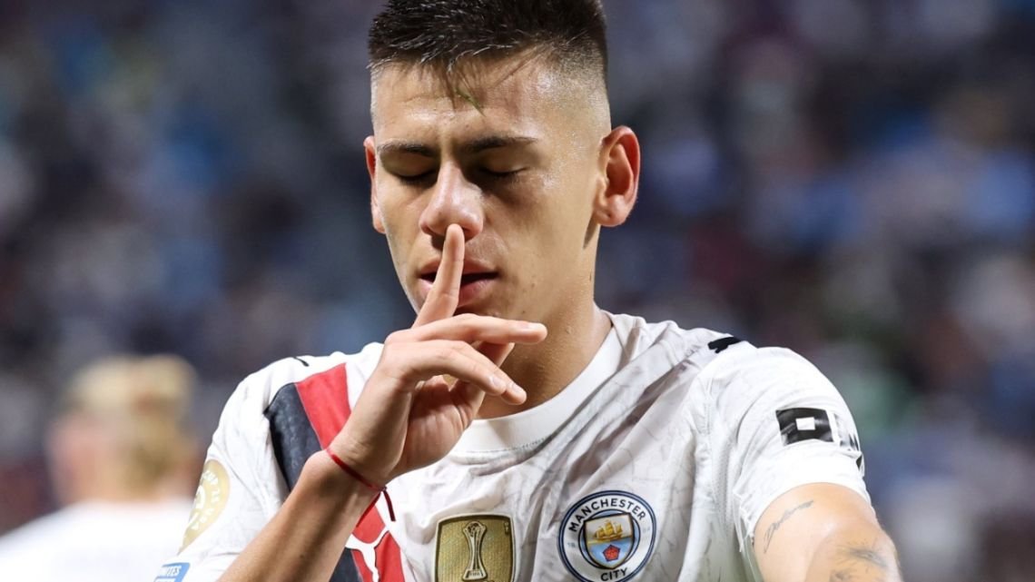 Claudio Echeverri busca minutos y podría salir del Manchester City