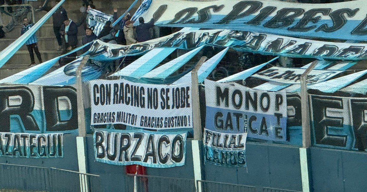 La bandera de los hinchas de Racing en medio de la polémica salida de Salas :: Olé