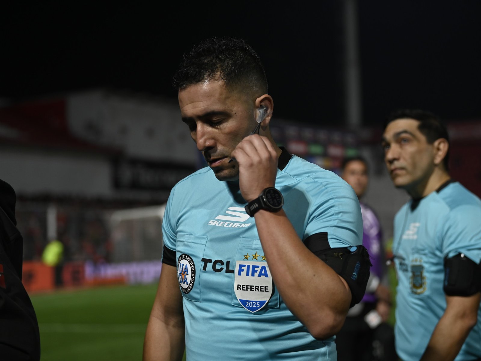 A los árbitros les está dirigiendo el VAR :: Olé