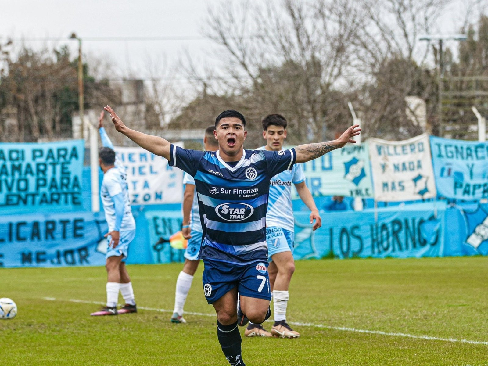 Acassuso goleó, apretó la tabla y evitó que San Carlos trepara a la cima :: Olé