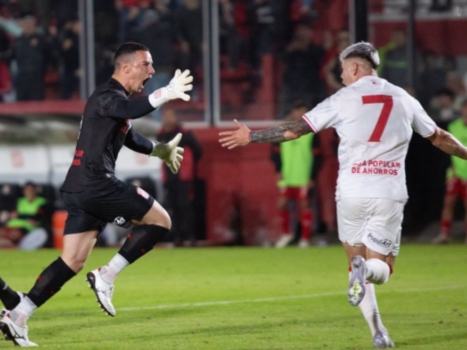 Atajó en River, rompió un récord en el fútbol argentino y convirtió el primer gol de su carrera :: Olé