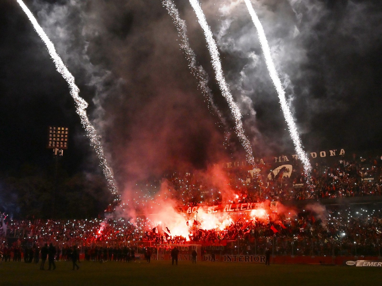Banderazo en Newell’s previo al clásico y elogios al Ogro Fabbiani :: Olé