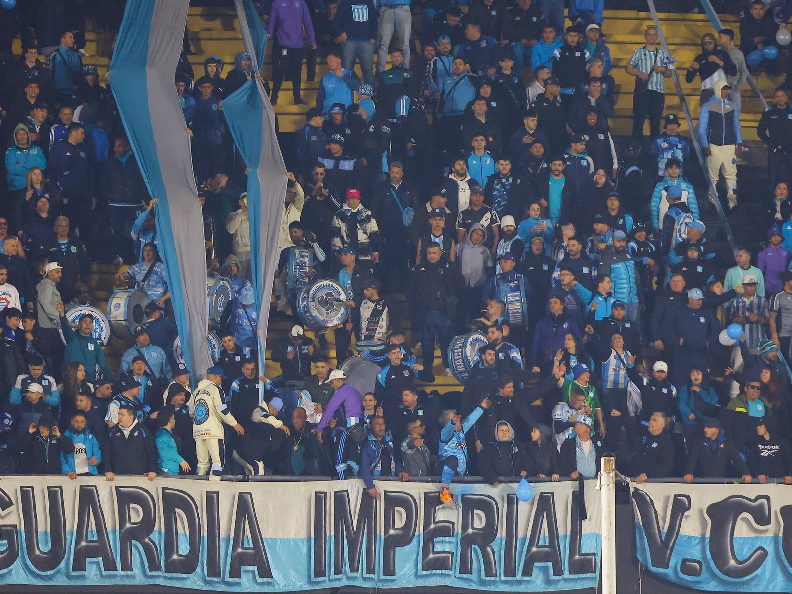 Detalles de la odisea de los hinchas de Racing contra Peñarol :: Olé