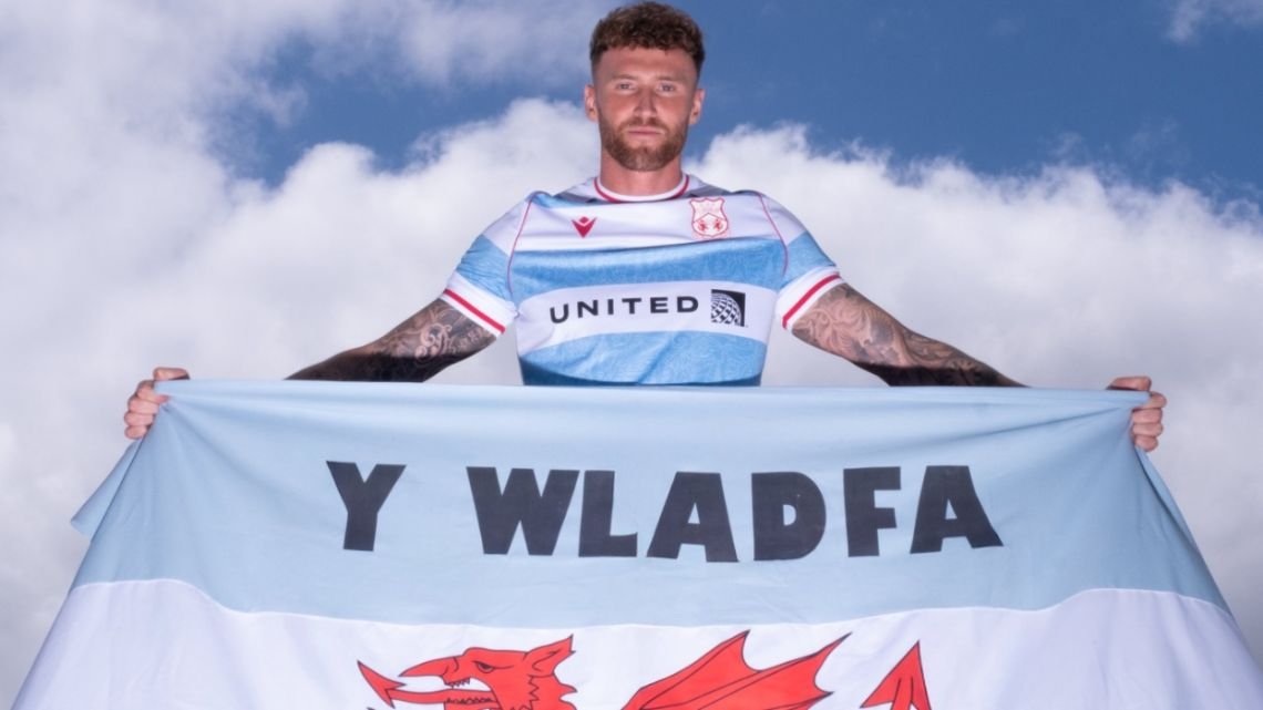 El Wrexham de Gales se inspiró en Argentina para su nueva camiseta