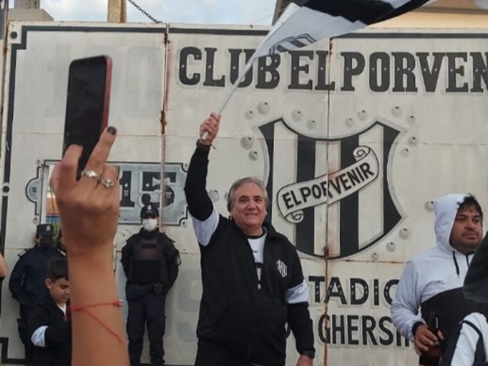 El árbitro que convalidó el ultimo gol de Maradona y es candidato a presidente en un club del Ascenso :: Olé