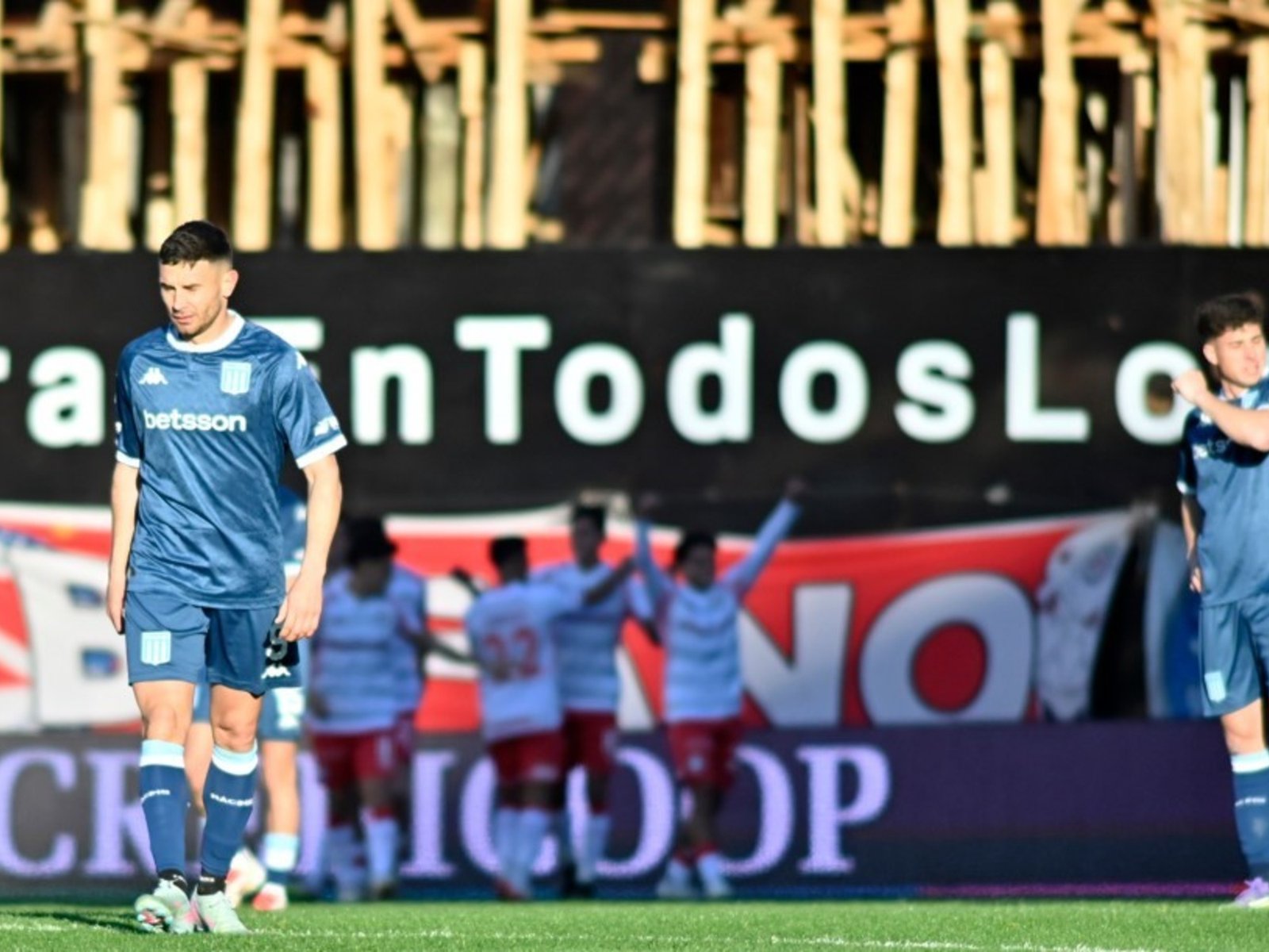 El contraste de Racing: de cuartos en las copas a ¿último en su zona? :: Olé
