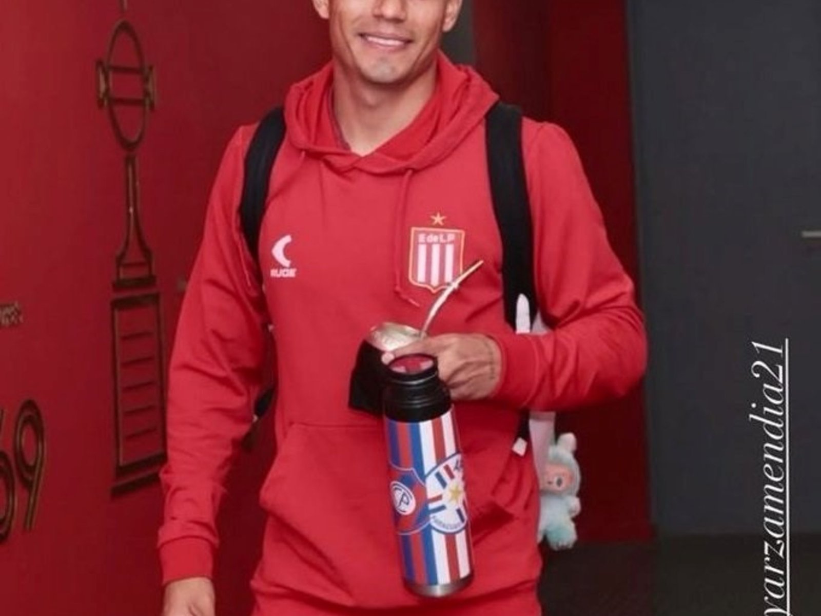 El llamativo motivo por el que un jugador de Estudiantes les ofreció disculpas a los hinchas :: Olé