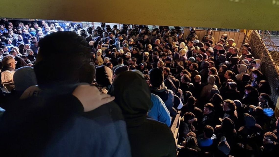 El público de Racing sufrió maltrato y represión en Montevideo