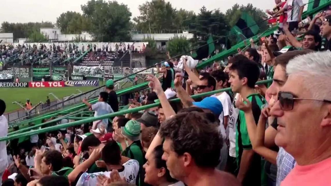 El video de la brutal agresión a un "infiltrado" durante el partido entre Chicago y Almirante Brown