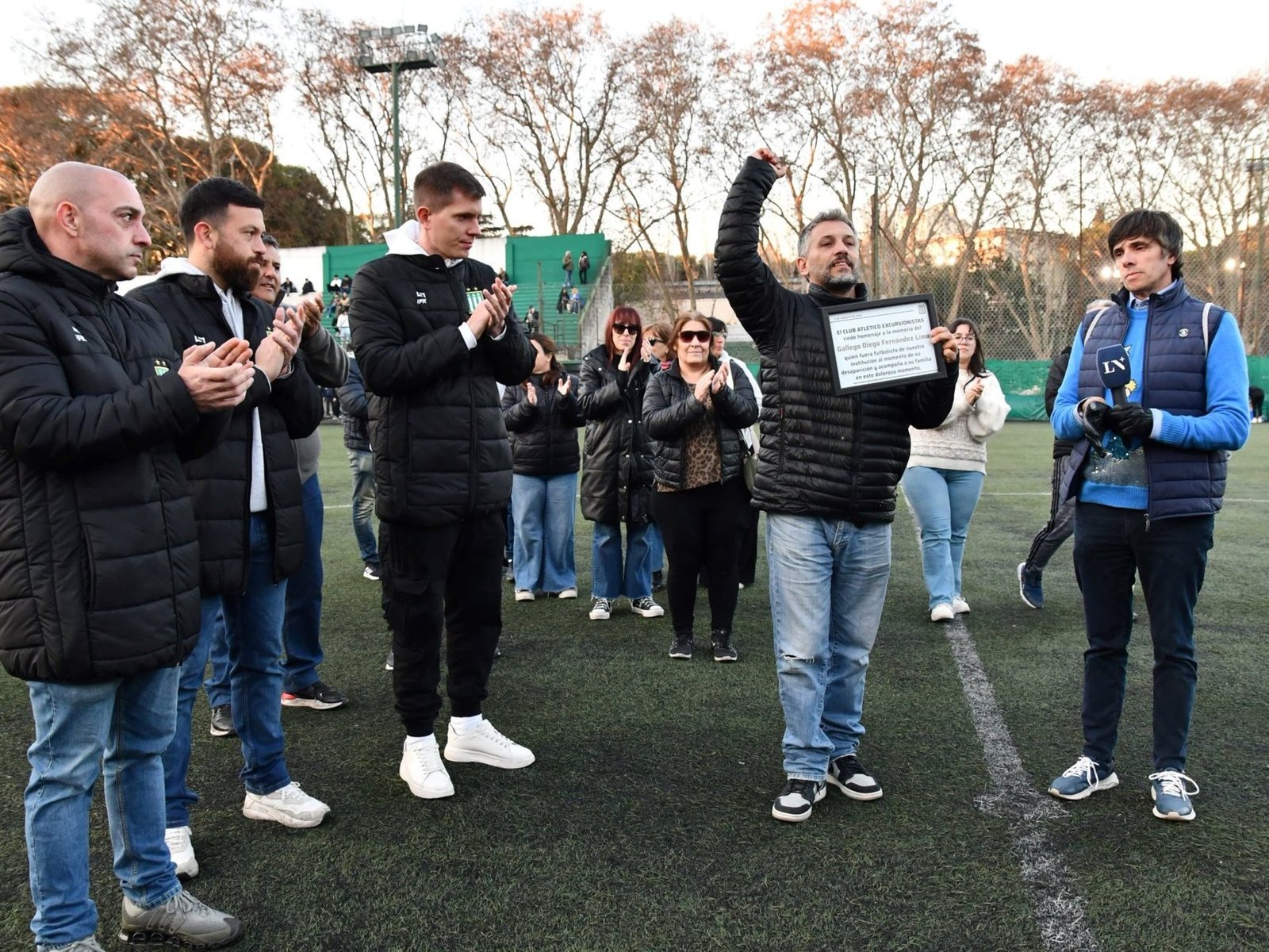Emoción y memoria: Excursionistas homenajeó a Diego Fernández Lima :: Olé