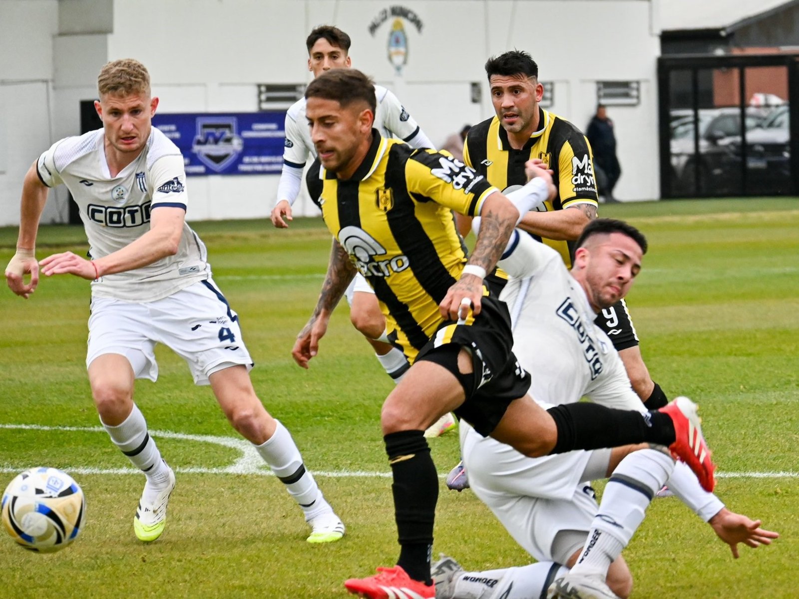 Emociones cruzadas: Deportivo Madryn mantiene la cima y Talleres (RE) sueña con la salvación :: Olé