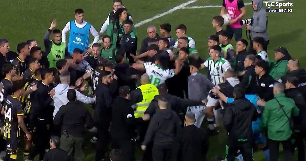 Empujones, piñas y al menos un expulsado en el final de Chicago vs. Almirante :: Olé