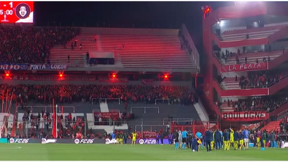 Graves incidentes en la tribuna arruinaron el partido entre Independiente y Universidad de Chile