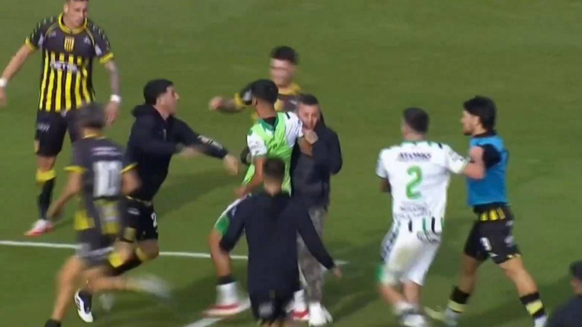 Incidentes durante el clásico entre Nueva Chicago y Almirante Brown en la Primera Nacional