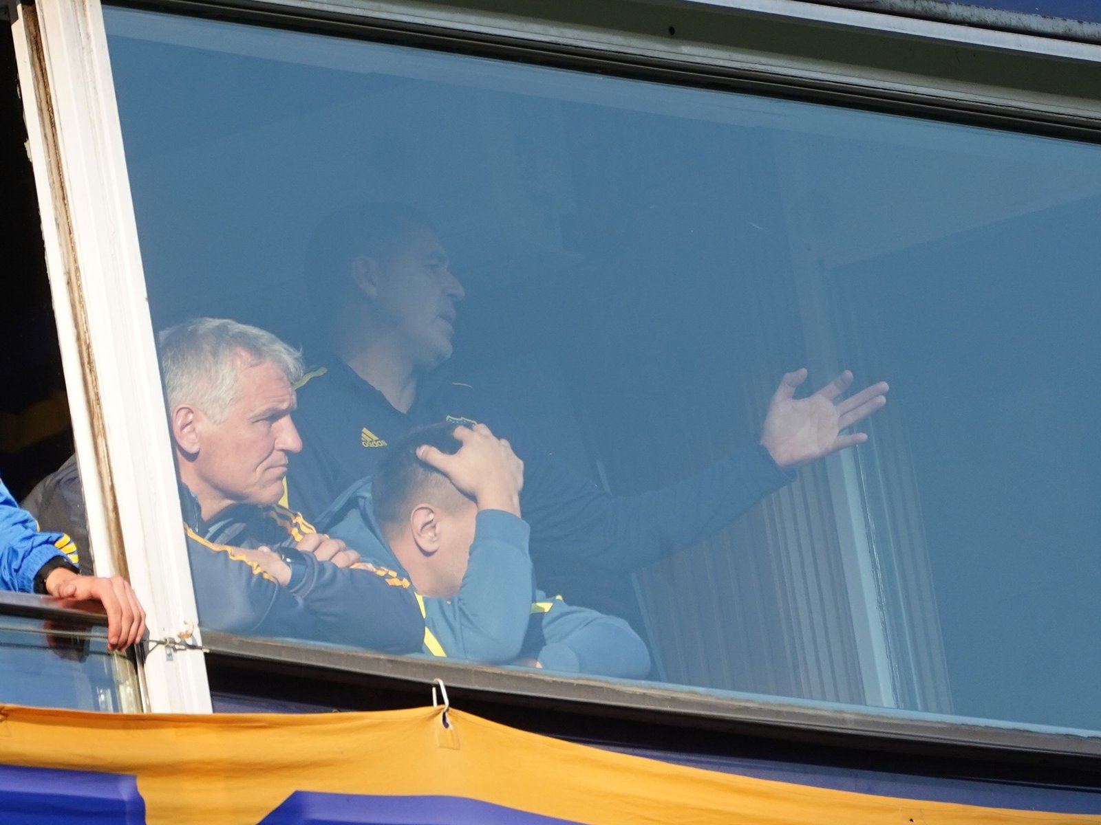 Las nuevas caras que estuvieron con Riquelme en el palco post disolución del Consejo :: Olé