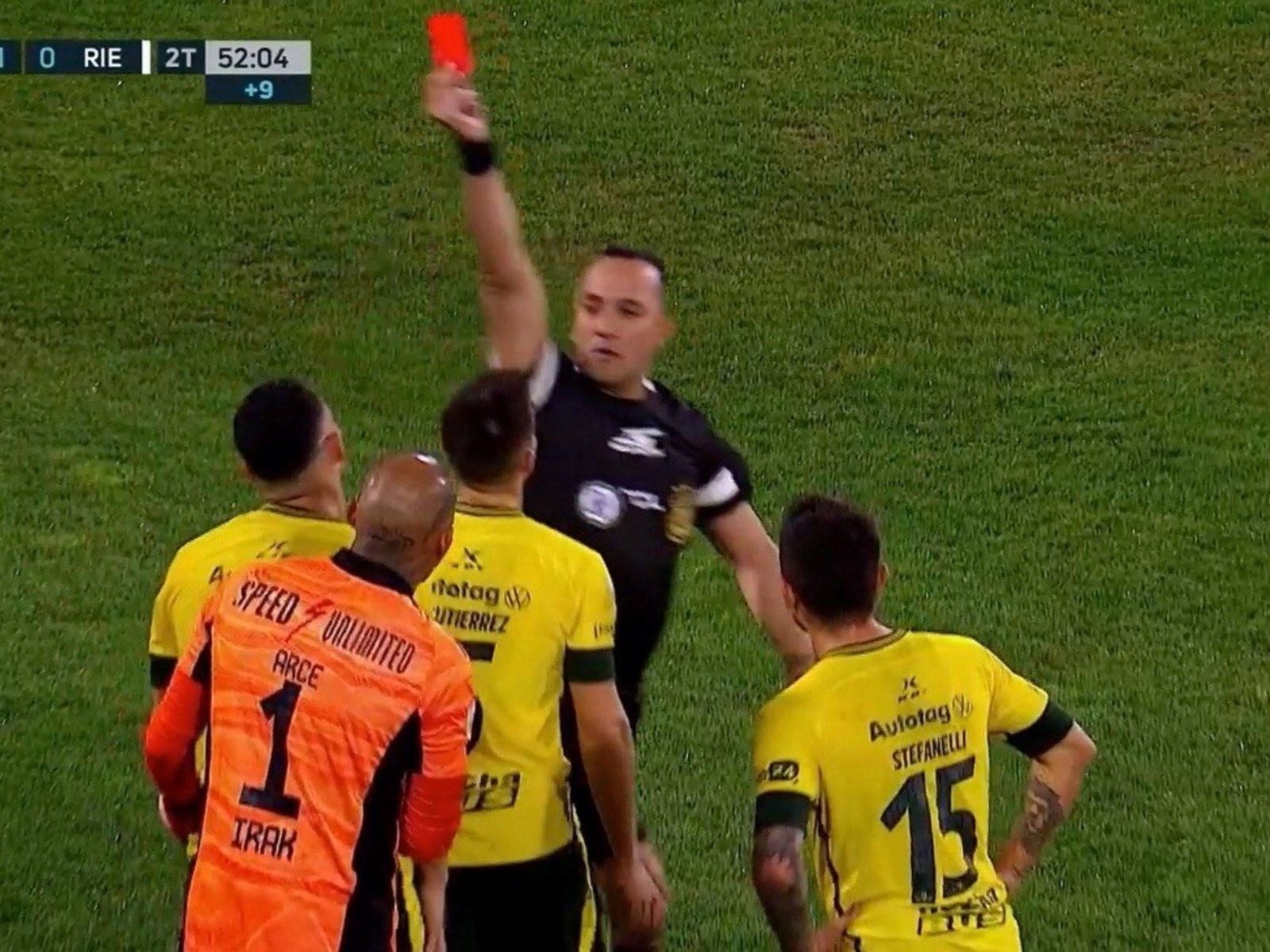 Le dio el triunfo a Defensa ante Riestra, pero fue expulsado por dos amarillas en menos de cinco minutos :: Olé