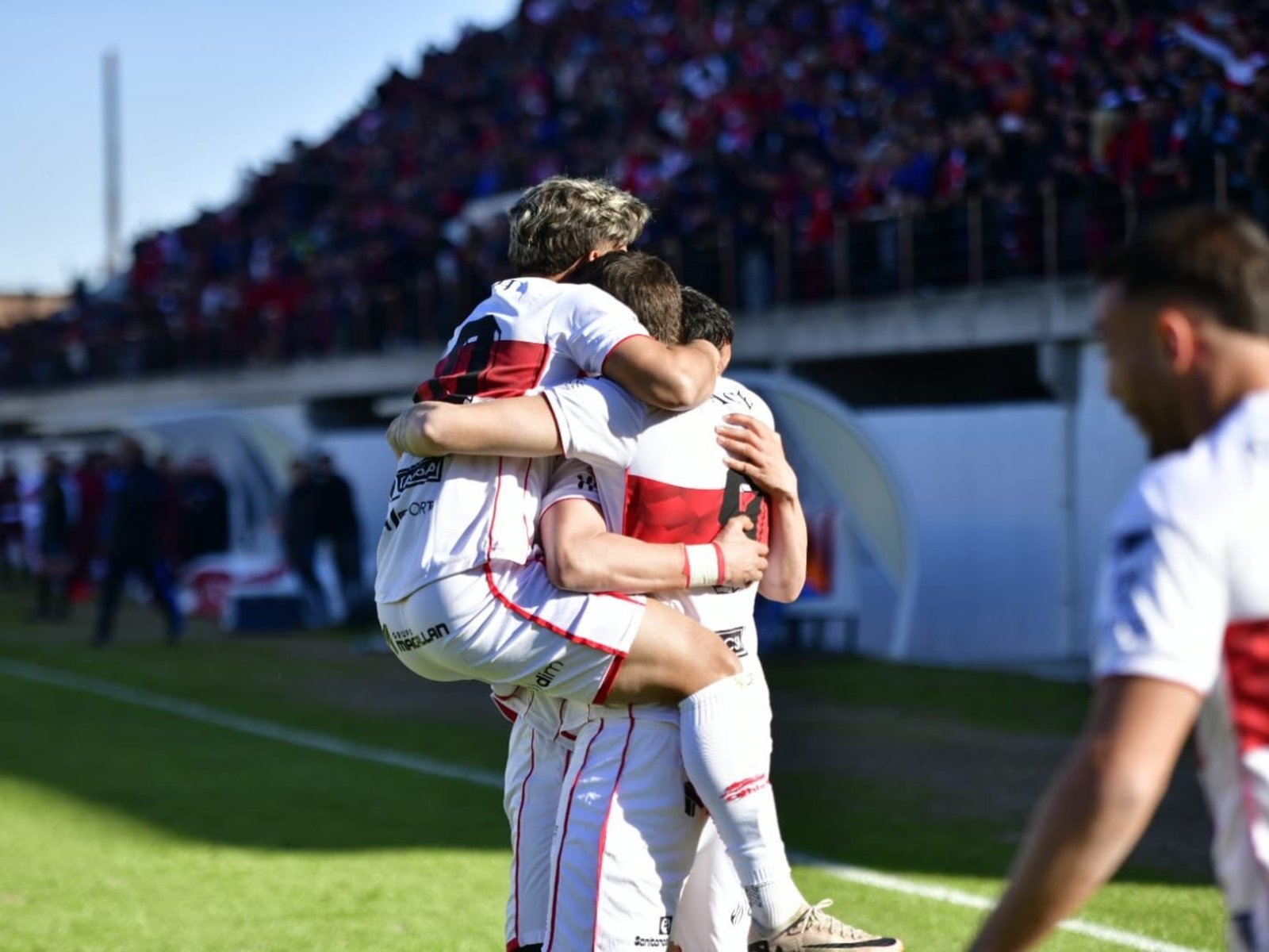 Morón volvió al triunfo y no se baja de la pelea :: Olé