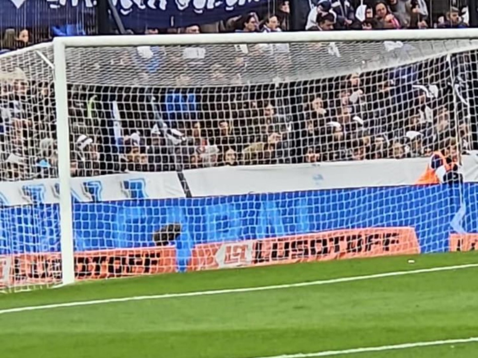 Prohibición de ingreso a siete hinchas de Gimnasia por una bandera :: Olé