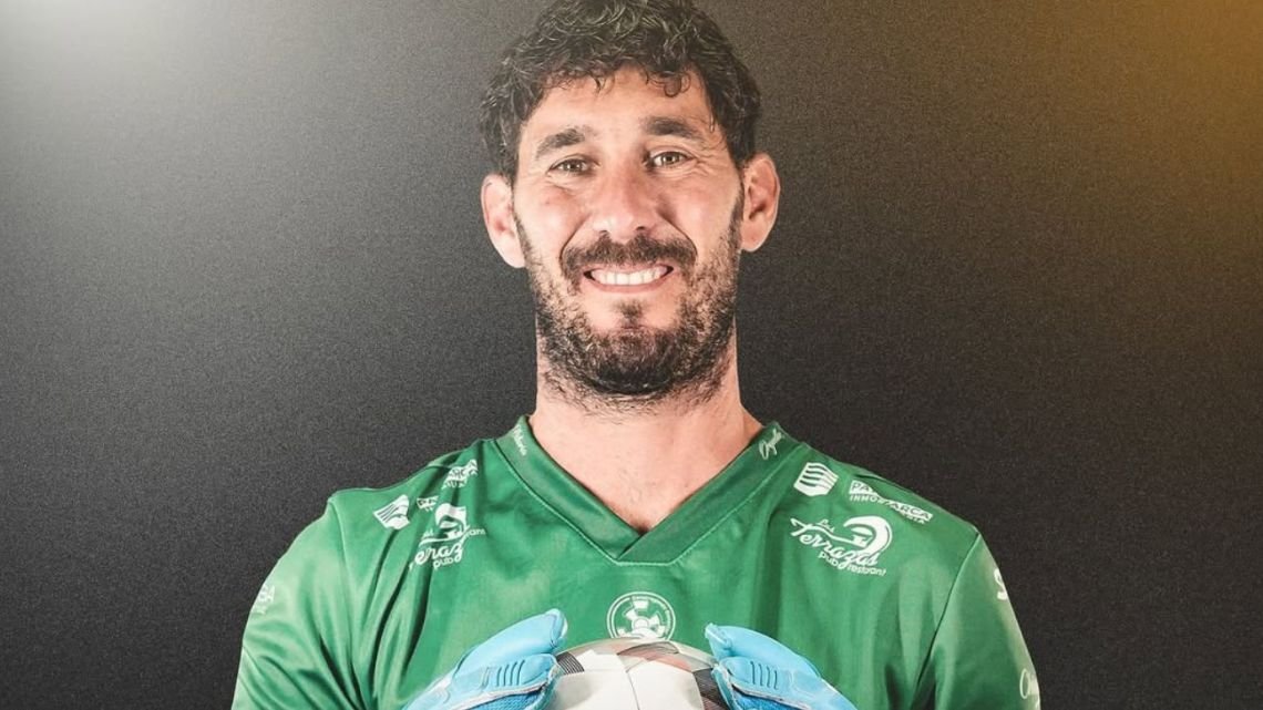 Quién es el futbolista argentino que debió retirarse por una enfermedad neuromuscular degenerativa