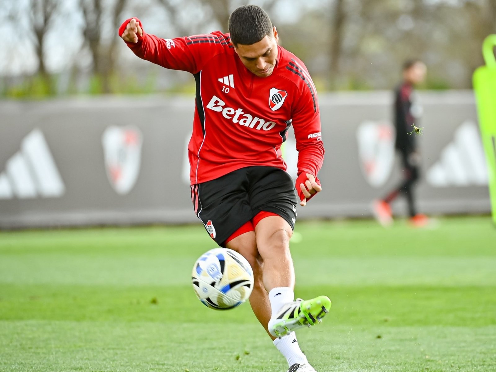 Quintero calibra la zurda en River: así se prepara para los octavos de la Libertadores :: Olé