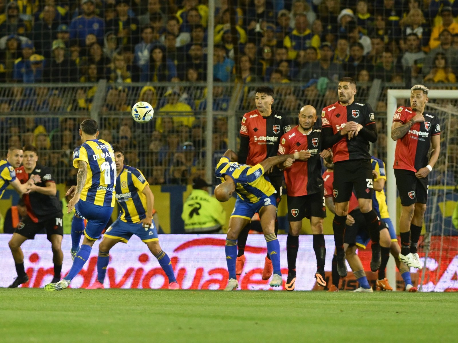 Un ex árbitro aseguró que el golazo de Di María en el clásico debió ser anulado... :: Olé