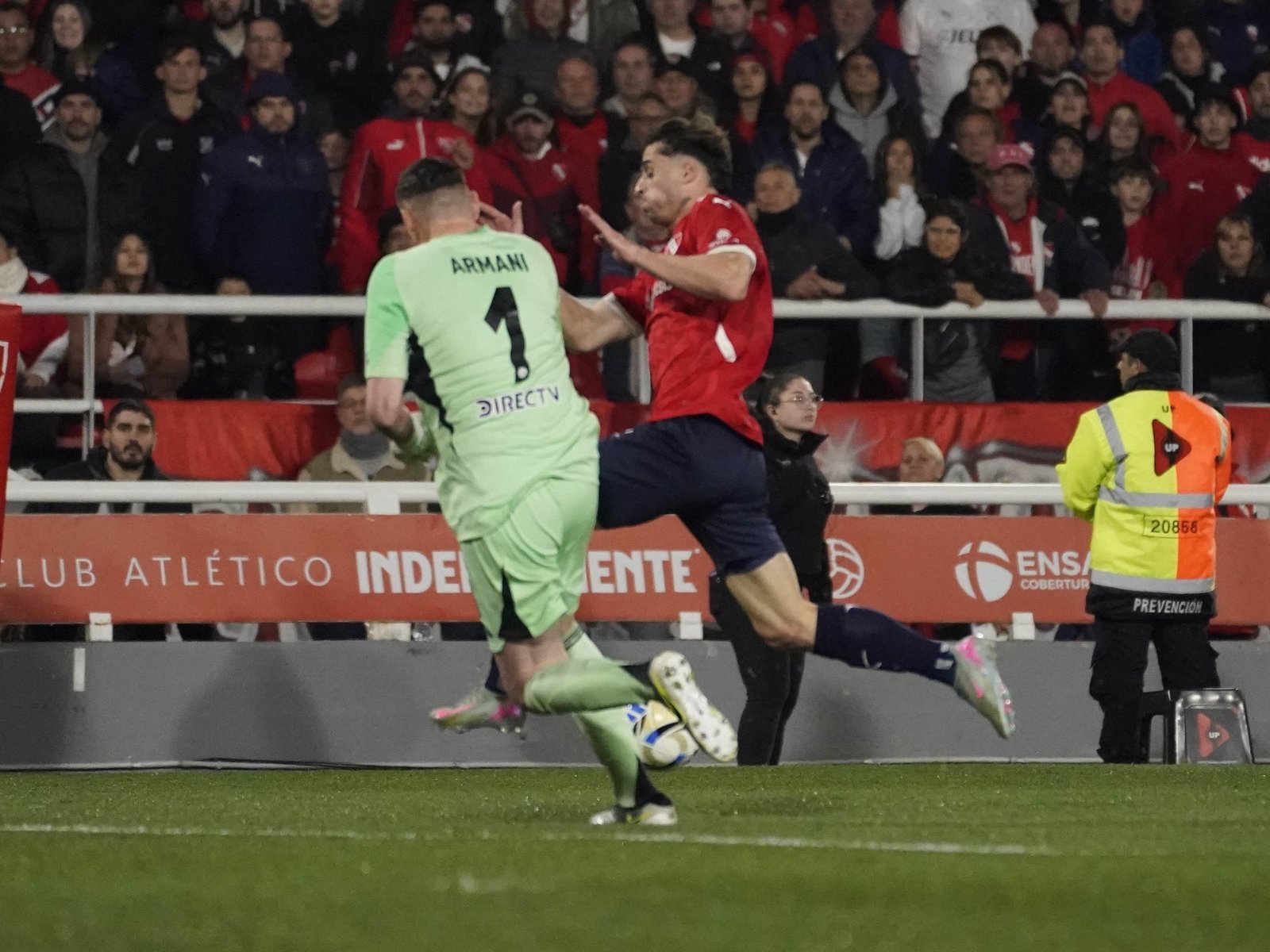 Video: el choque entre Armani y Mazzanti por el que todo Independiente pidió penal :: Olé