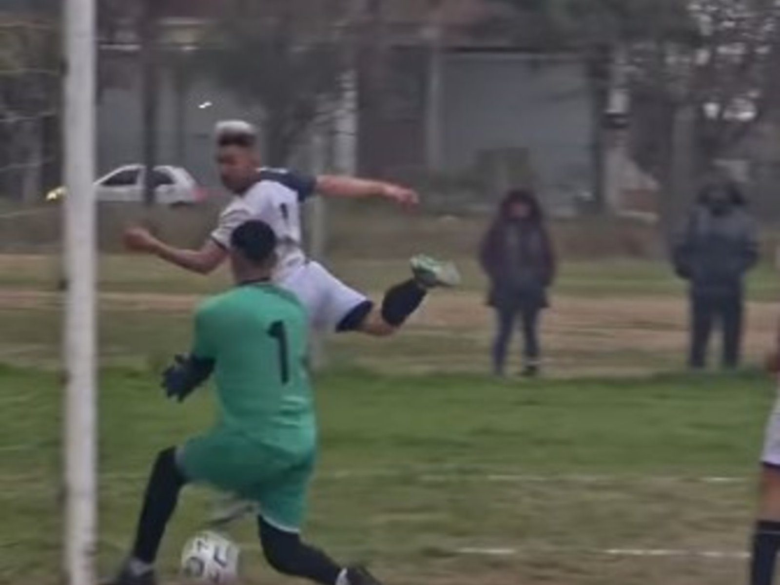 Video: el insólito gol olímpico y de caño que hubo en el Promocional Amateur :: Olé