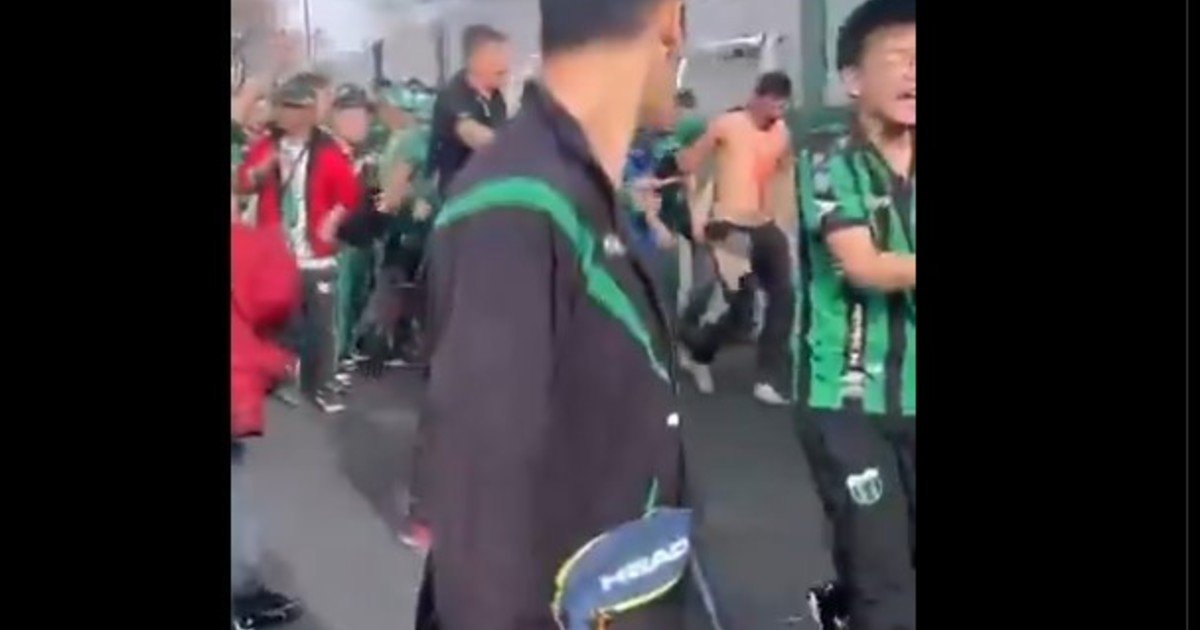 Video: salvaje agresión a un hincha de Almirante Brown infiltrado en la cancha de Chicago :: Olé