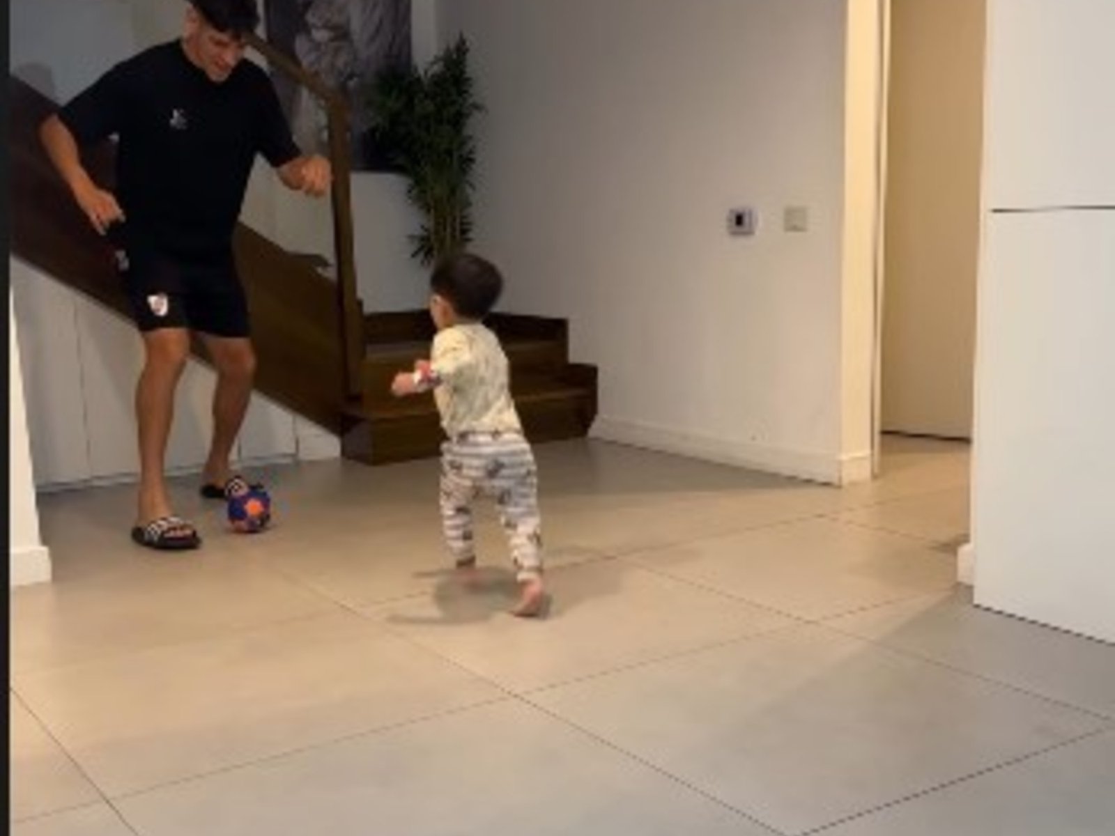 ¡No lo deja pasar ni al hijo! El divertido video familiar de un defensor de River que debutó contra el Rojo :: Olé