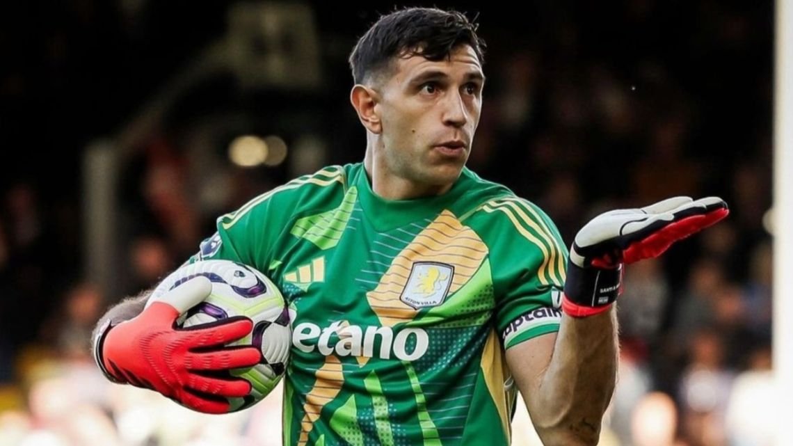 Dibu Martínez volvió a Aston Villa y debe definir su rol