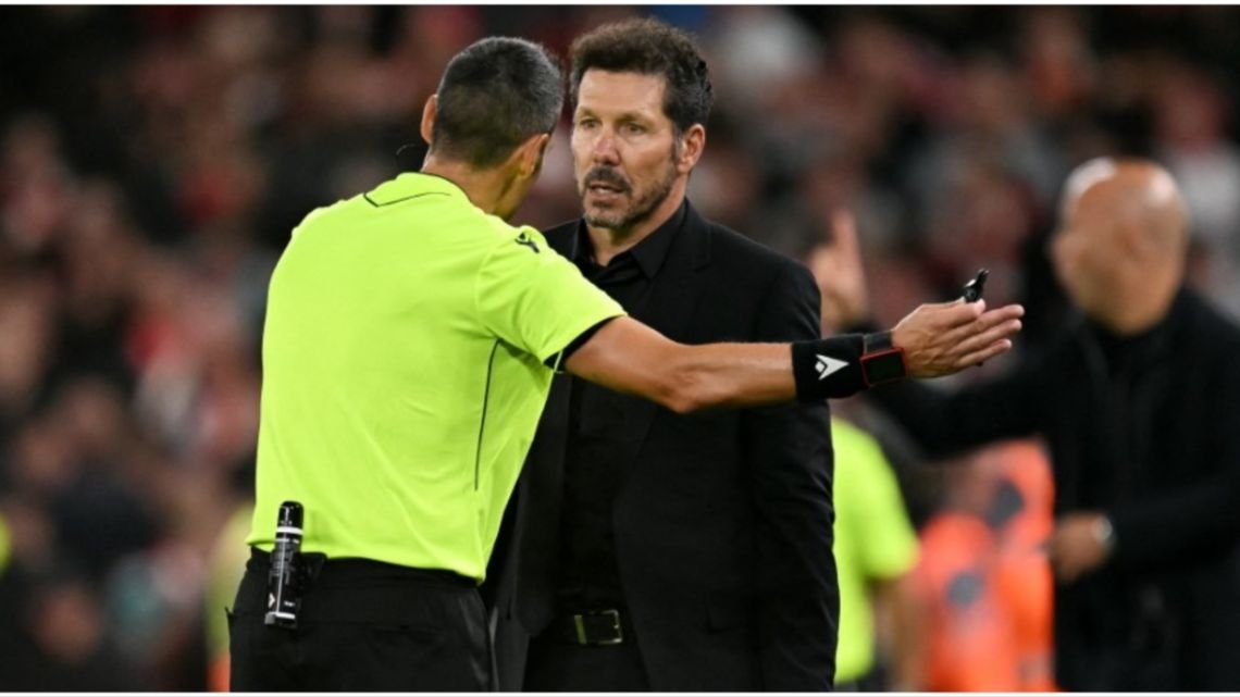 Diego Simeone se enfureció con un fanático del Liverpool y se fue expulsado