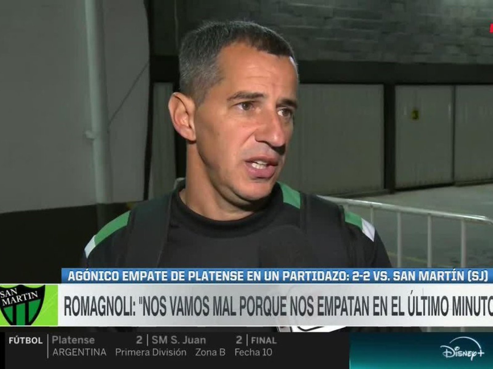 El palito de Pipi Romagnoli contra el árbitro tras el empate ante Platense :: Olé
