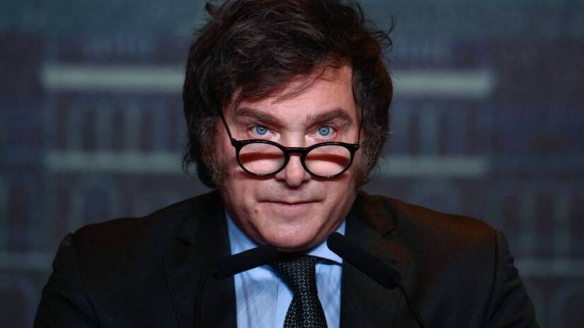 Javier Milei justificó sus errores con una analogía futbolera y se comparó con Sebastián Battaglia
