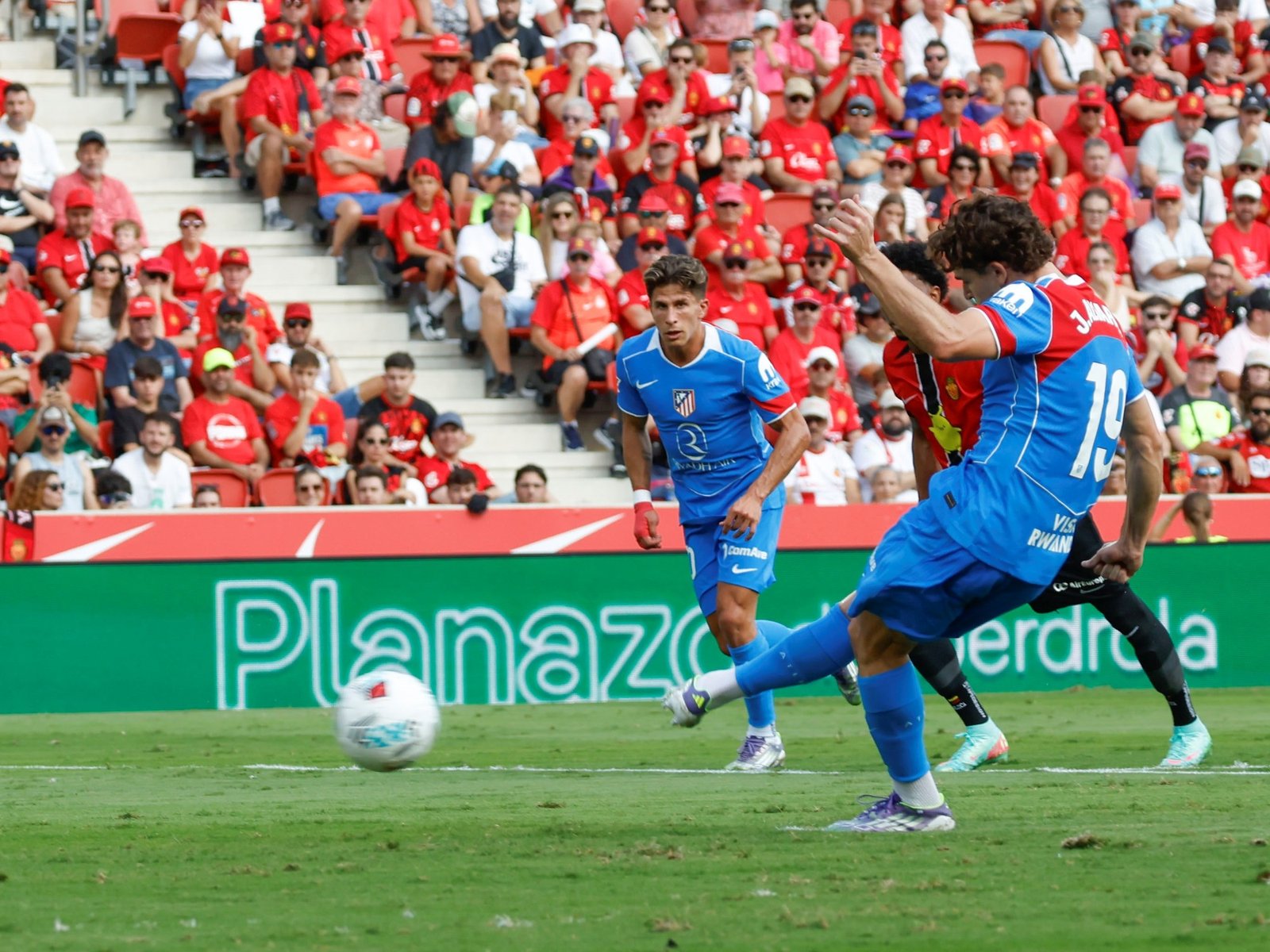 Julián Álvarez erró un penal en su vuelta y se fue enojado cuando Simeone lo reemplazó en el Atlético de Madrid: “Siempre a mí”