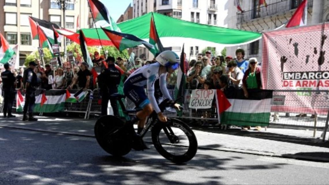 Los ciclistas amenazan con frenar la competencia en la Vuelta de España si se repiten las protestas pro Palestina