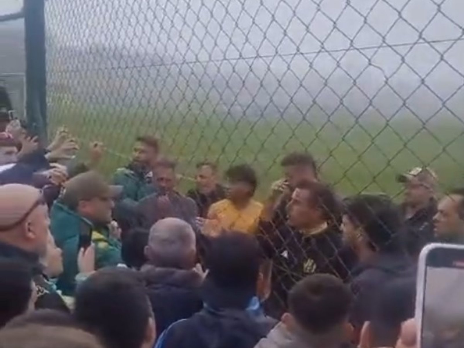 Los detalles del tenso cruce entre hinchas de Aldosivi y Farré :: Olé