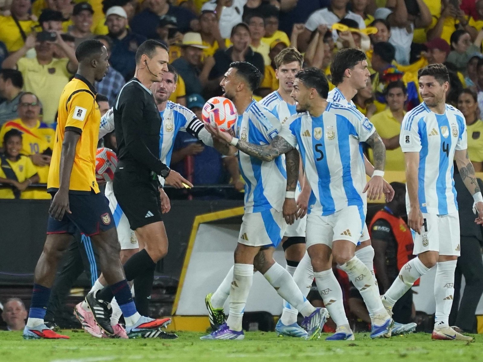"Nos amenazaba todo el tiempo con lo del Mundial"