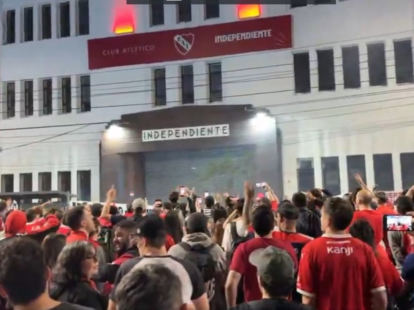 Protesta en la sede y comunicado de Independiente por el cambio de sponsor: “Las negociaciones están en curso” :: Olé
