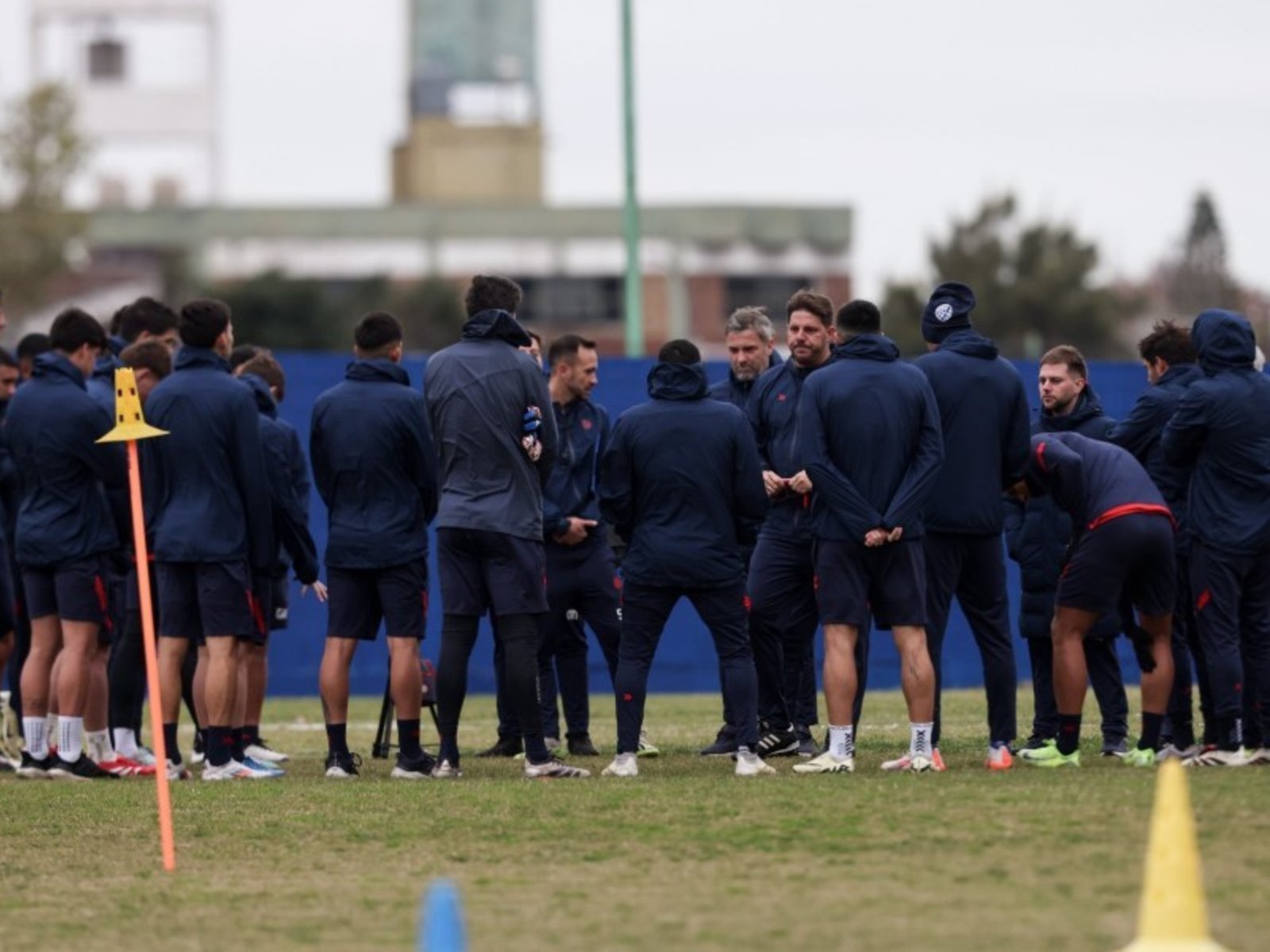 Sobre llovido, sellado: Ayude y la misión de que la acefalía no salpique al plantel antes de un partido clave :: Olé