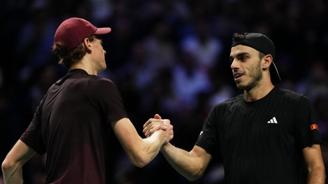 Francisco Cerúndolo no pudo con Jannik Sinner en el Masters de París