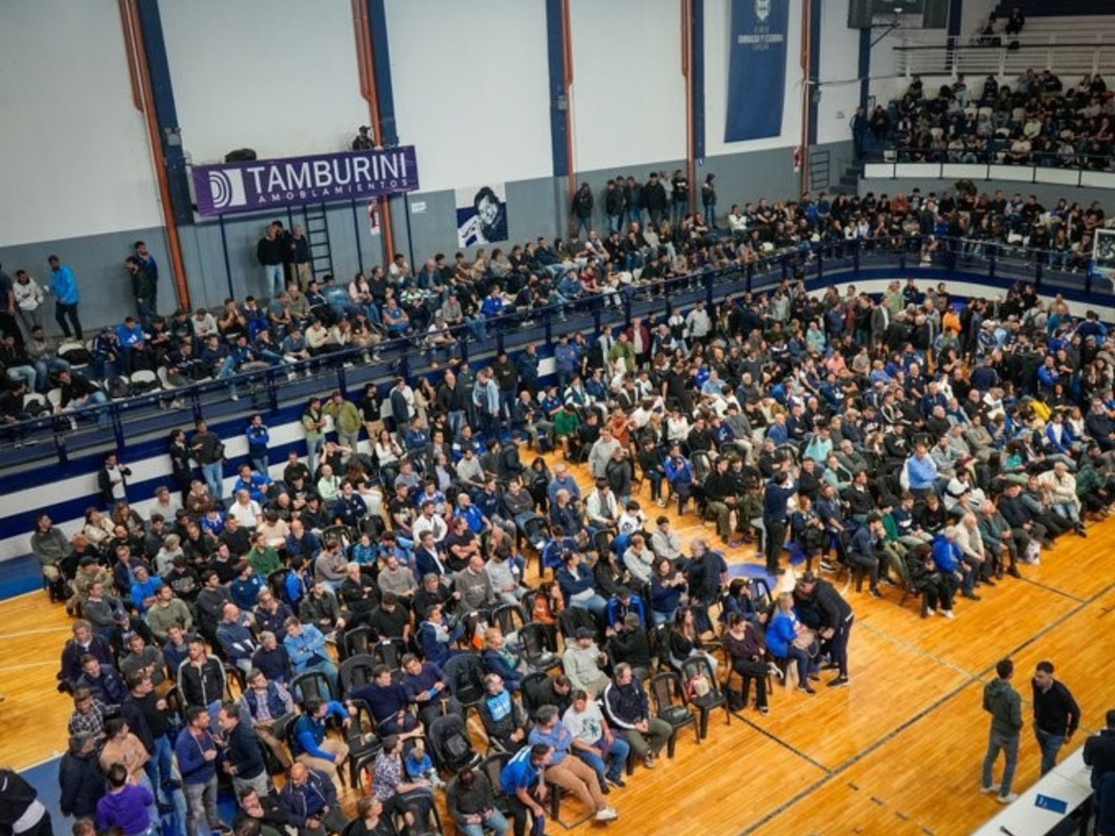 Gimnasia: huevazos, insultos y una Asamblea suspendida a semanas de las Elecciones :: Olé