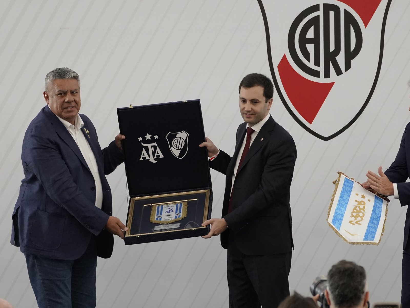 Chiqui Tapia asistió a la asunción de Di Carlo como presidente de River :: Olé